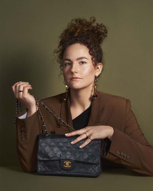 Thumbnail voor Sparen voor vakantie? Emilie legt liever geld opzij voor een designertas: 'De eerste nacht lag hij naast me in bed'