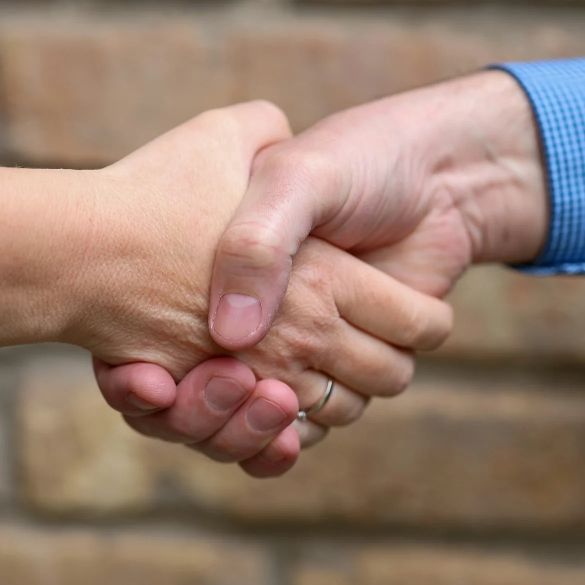 Man die hand van vrouw niet wilde schudden, krijgt 34.000 euro