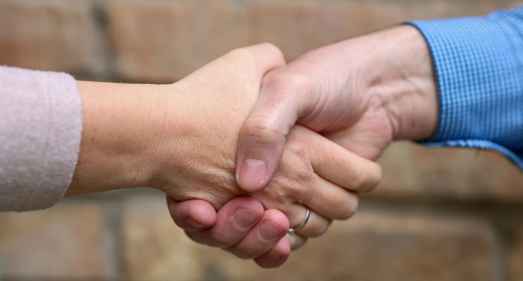 Man die hand van vrouw niet wilde schudden, krijgt 34.000 euro