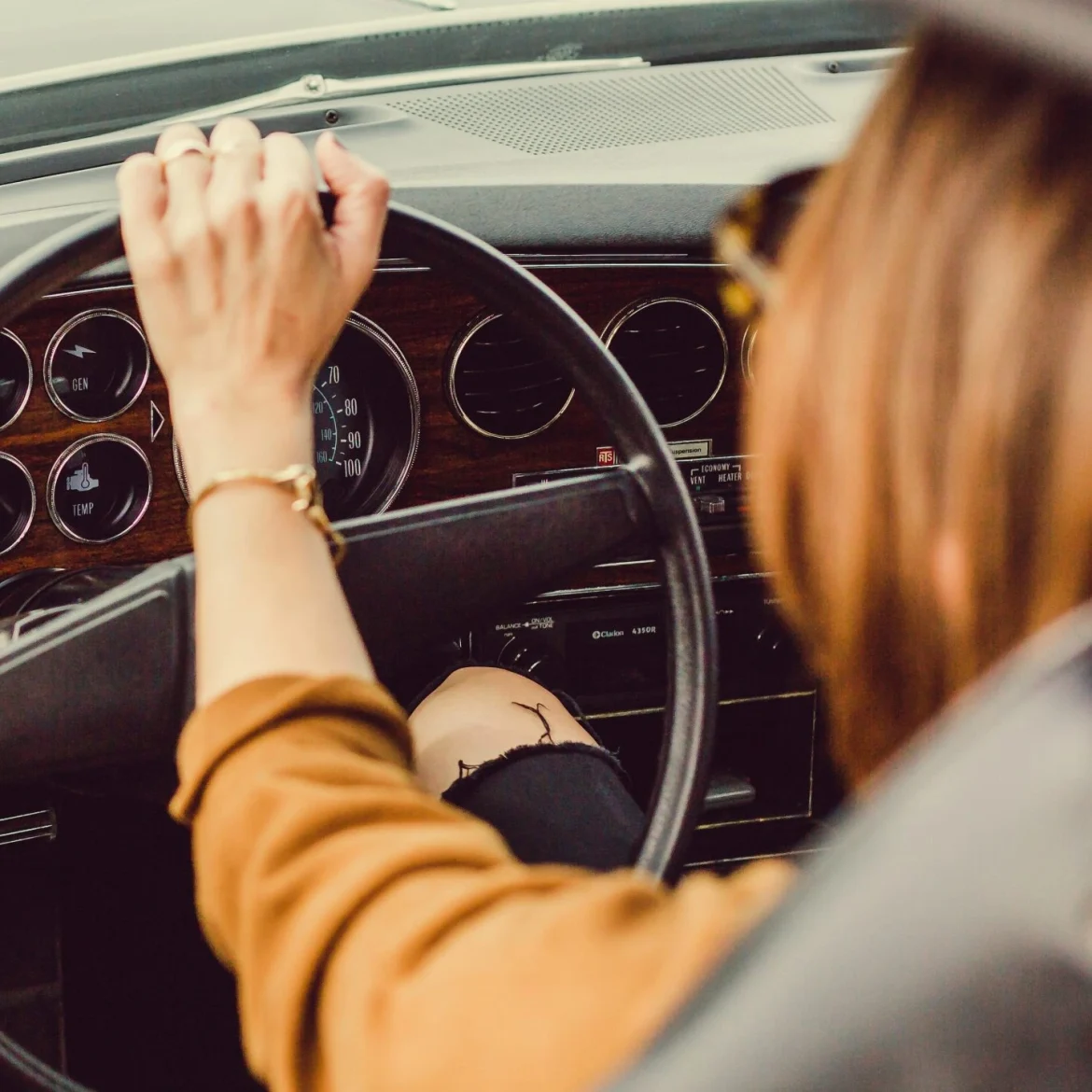 Vrouw achter stuur auto