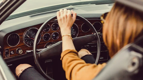 Vrouw achter stuur auto