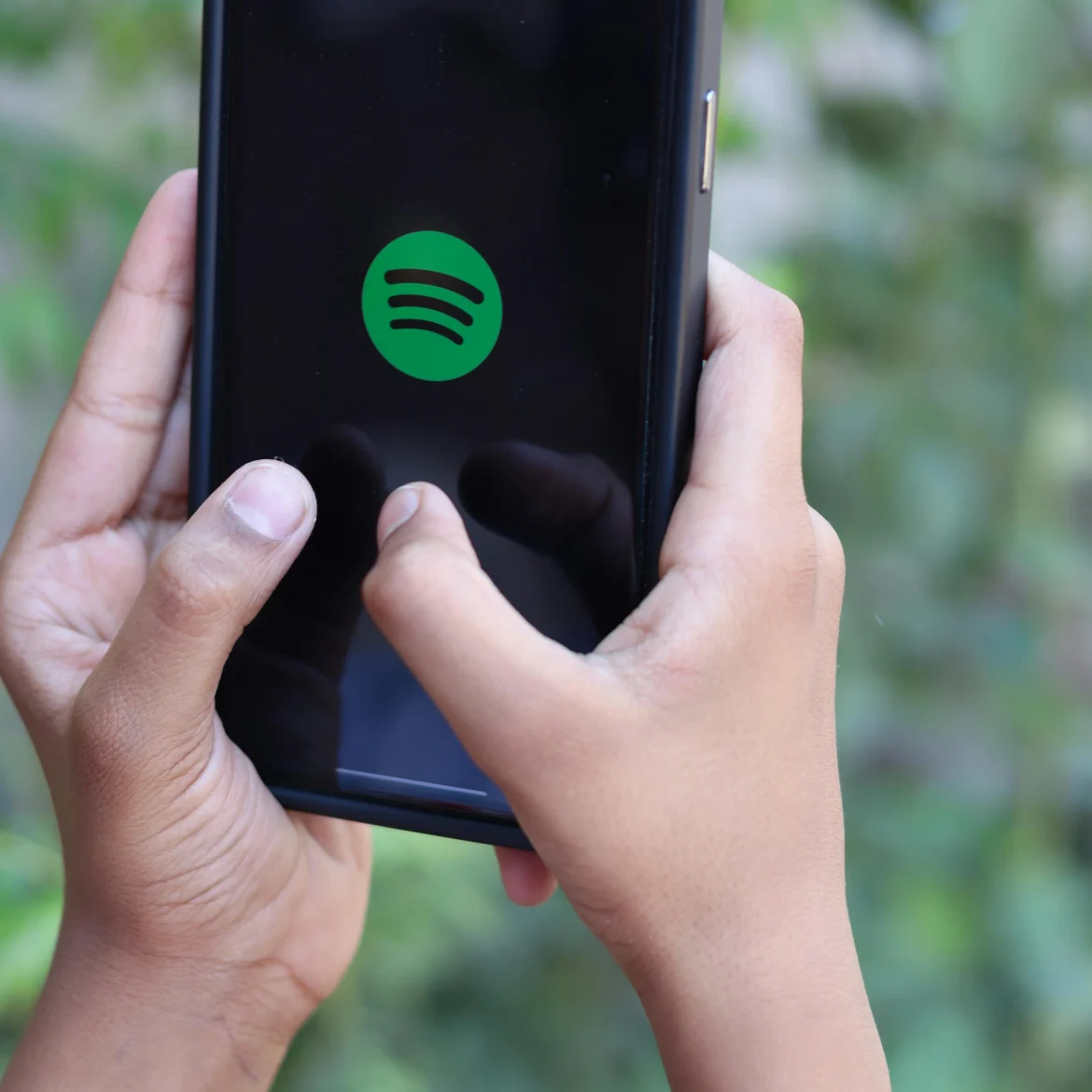 anti-azc-lied verwijderd spotify youtube