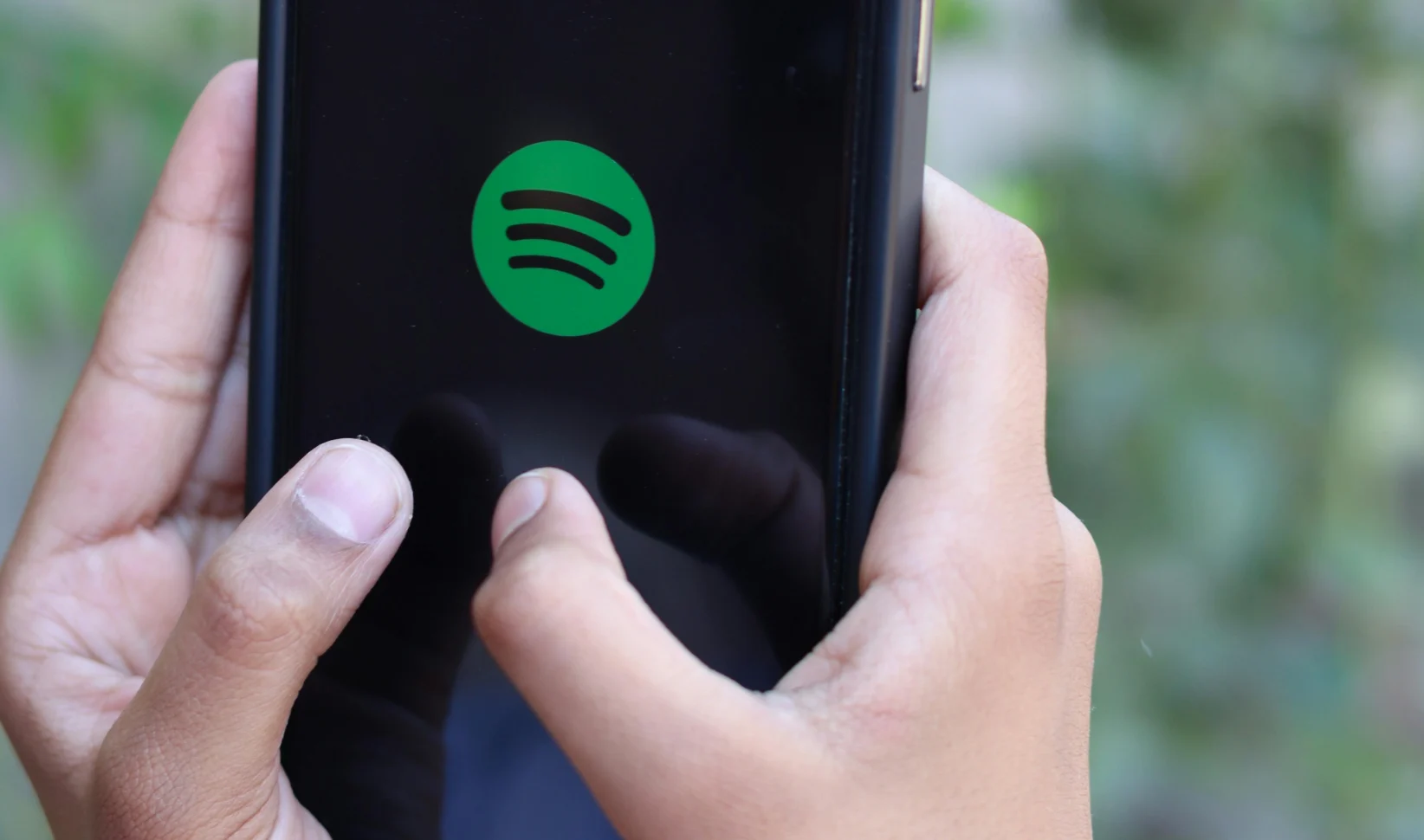 anti-azc-lied verwijderd spotify youtube