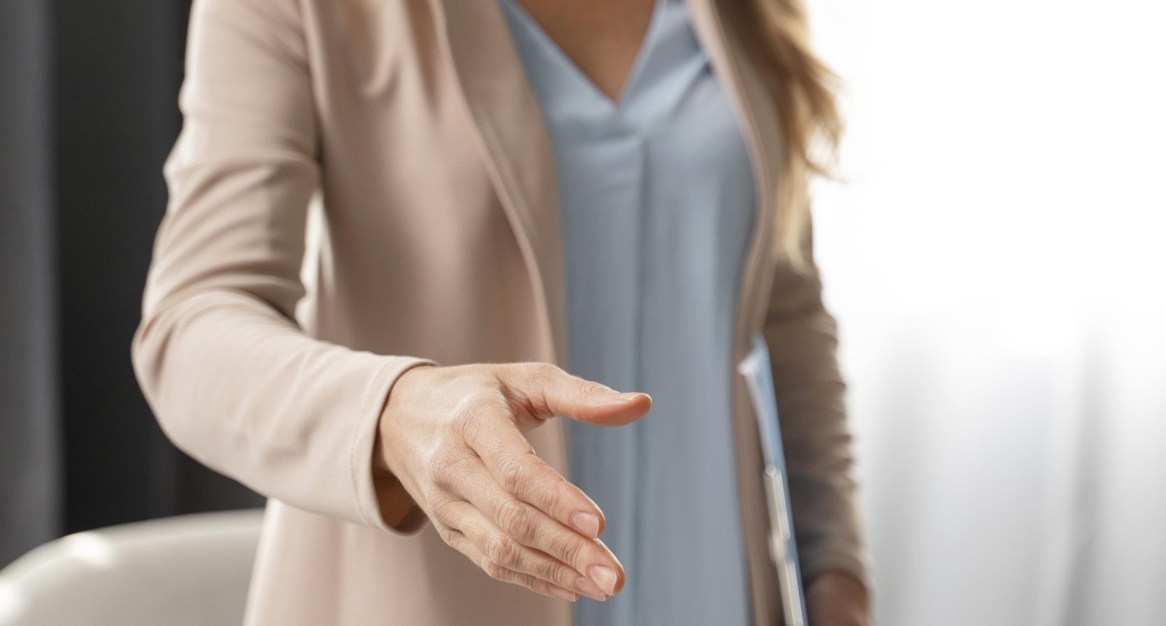 Vrouw wil een hand schudden.