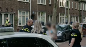 Thumbnail voor 'Bureau Utrecht' volgt familiedrama met jonge kinderen: 'Thuis ging mama papa slaan'