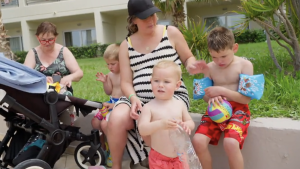 Thumbnail voor 'Ik verdrink nog liever dan dat ik zwembandjes om moet': Braylon (8) in tranen bij 'Grote Gezinnen, Grote Vakanties'