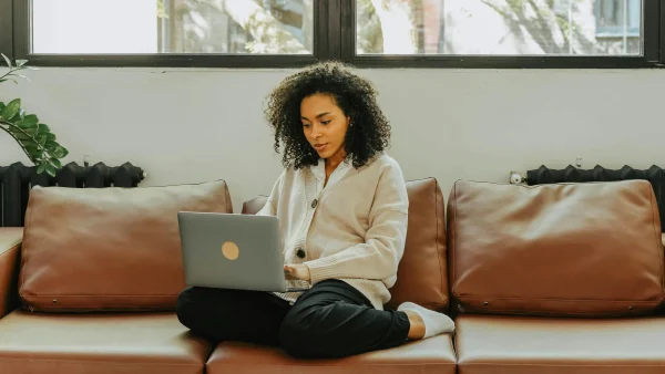 Pas op voor huidschade door hete laptops en warmtekussens: ‘Kan blijvend zijn’