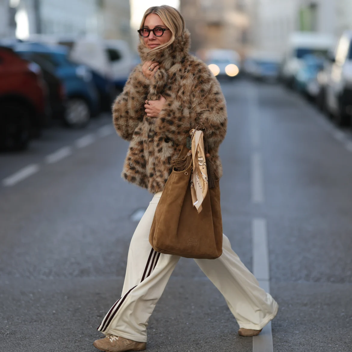 Vrouw met imitatiebontjas