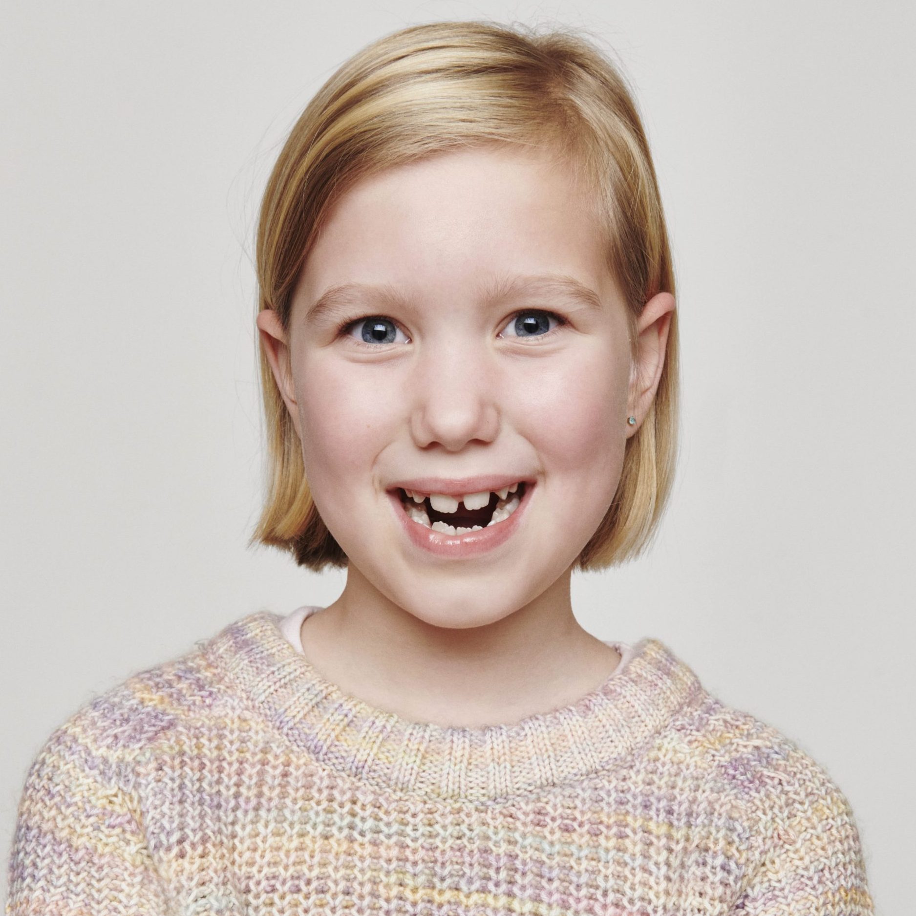 Jintes moeder: ‘De tandarts zegt dat haar tanden nog recht kunnen gaan staan als haar kaak gaat groeien’