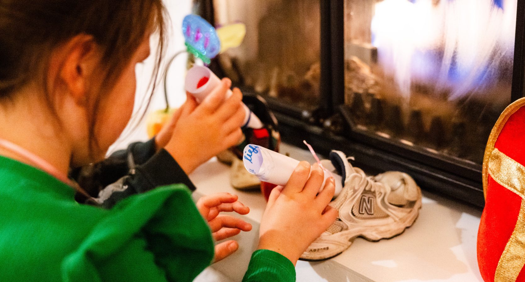 Kinderen zetten hu schoen tijdens Sinterklaas.