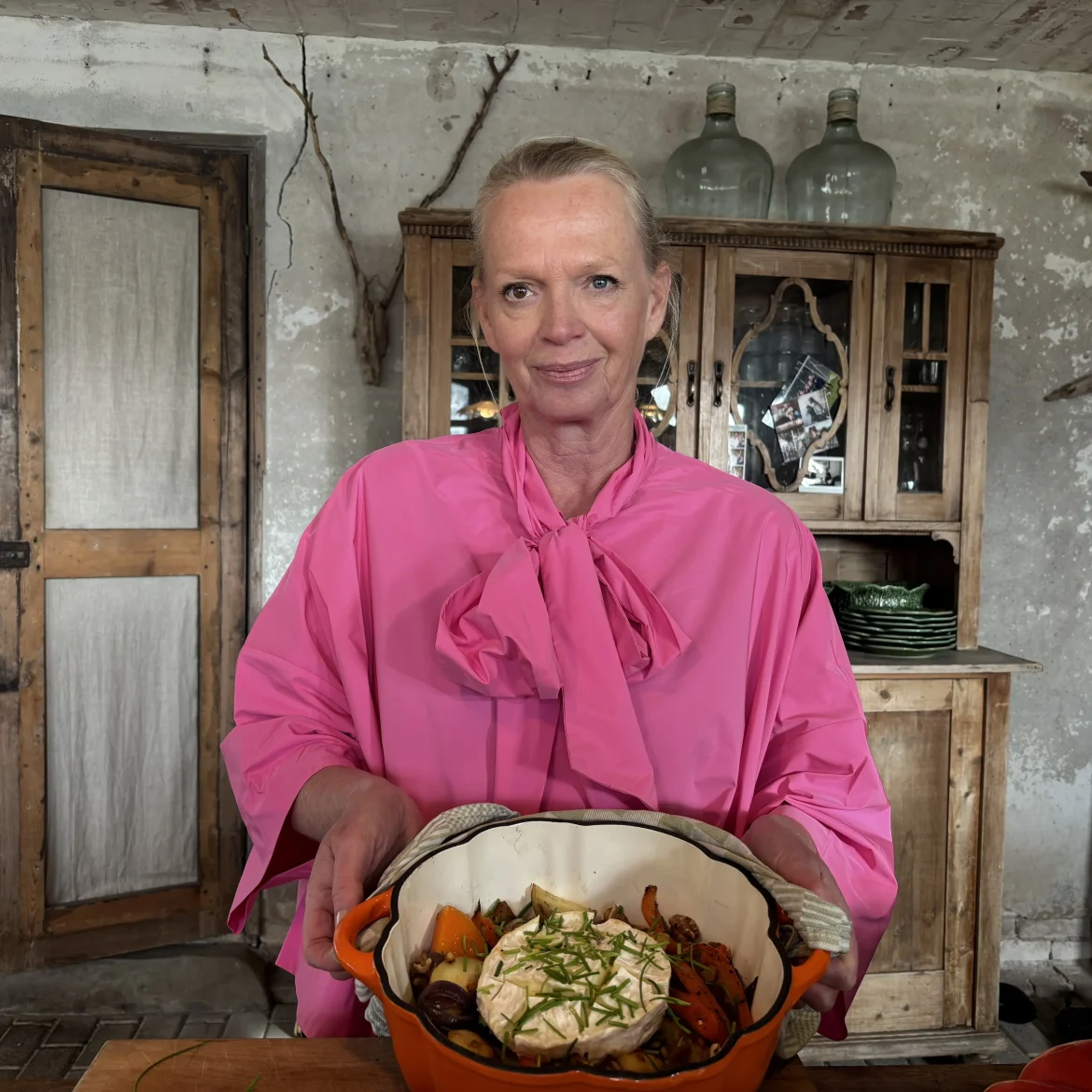 Karin Swerink met groente uit de oven