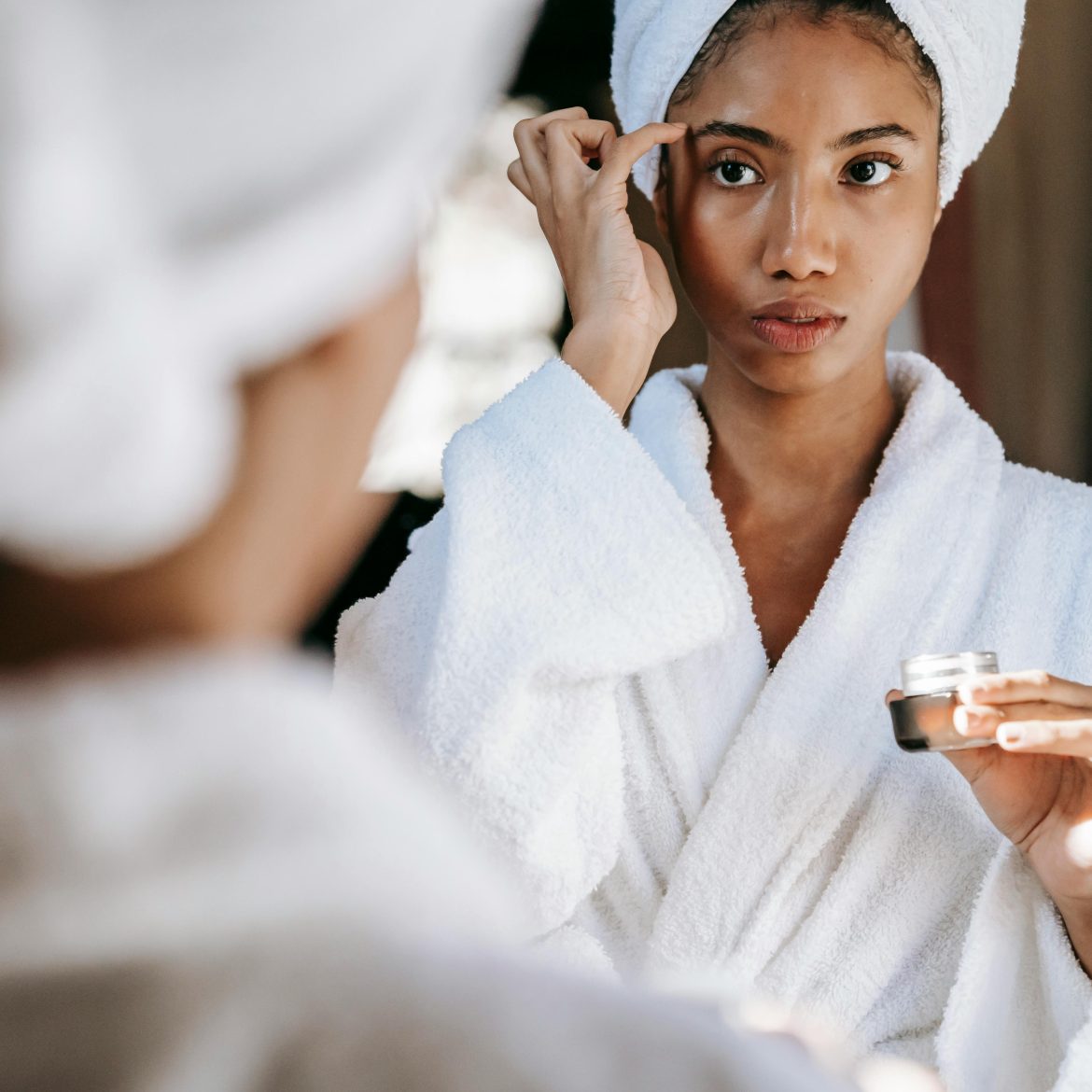 Donkere kringen onder je ogen? Probeer deze makkelijke make-uptip van experts