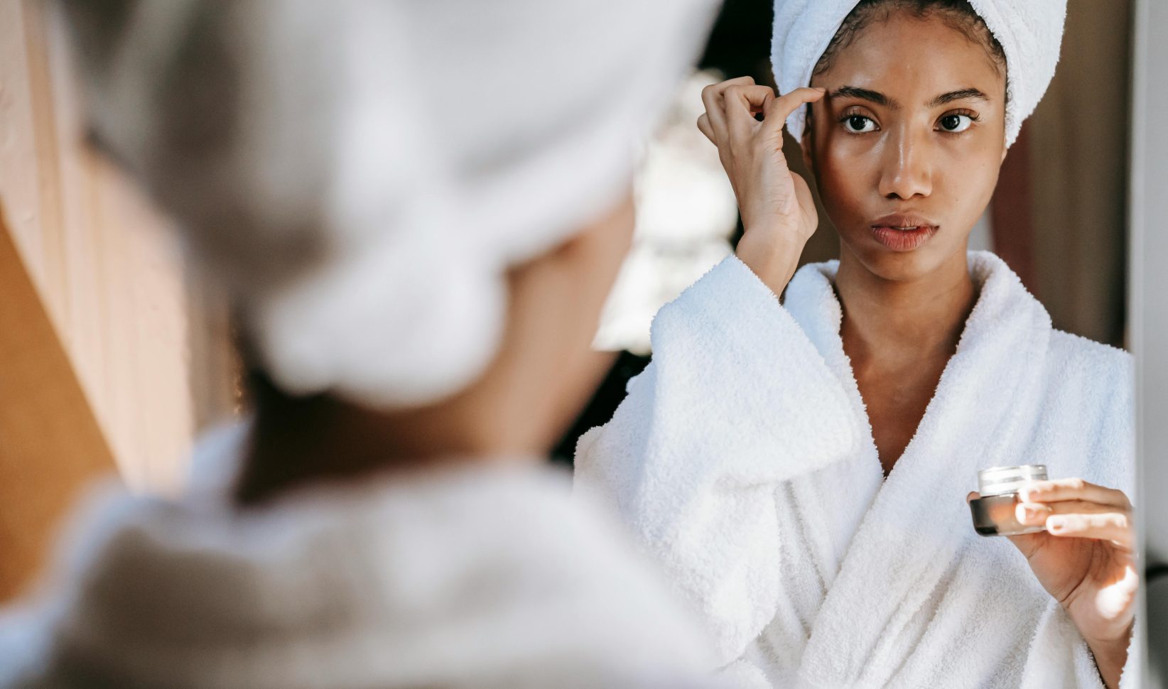 Donkere kringen onder je ogen? Probeer deze makkelijke make-uptip van experts