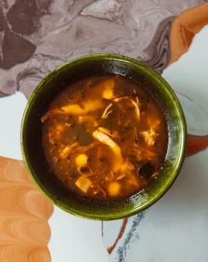 Thumbnail voor Makkelijk, supersmaakvol en perfect voor het koude weer: kippensoep van Daan van der Lecq (met een twist)