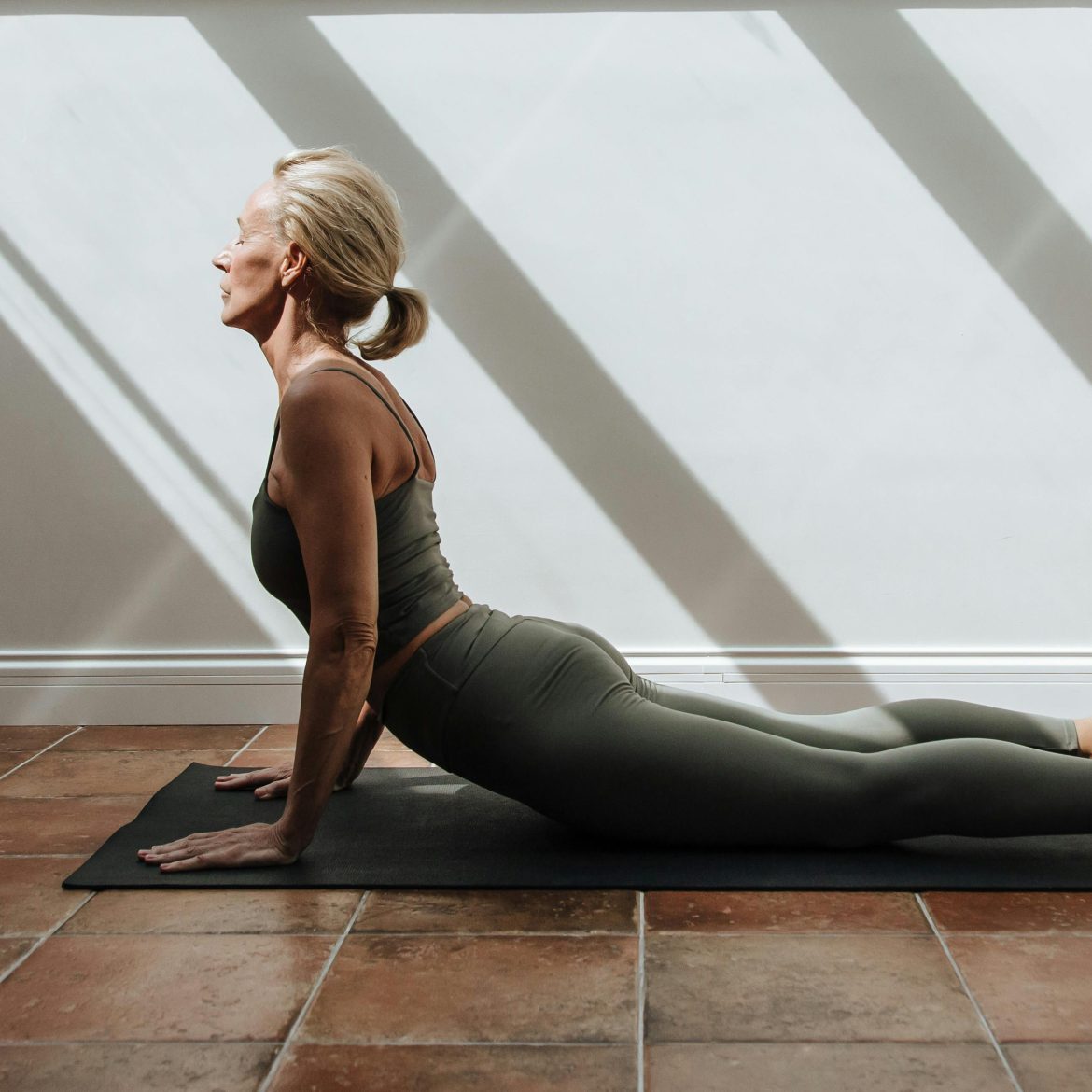 vrouw, rekken, sporten, geen spierpijn