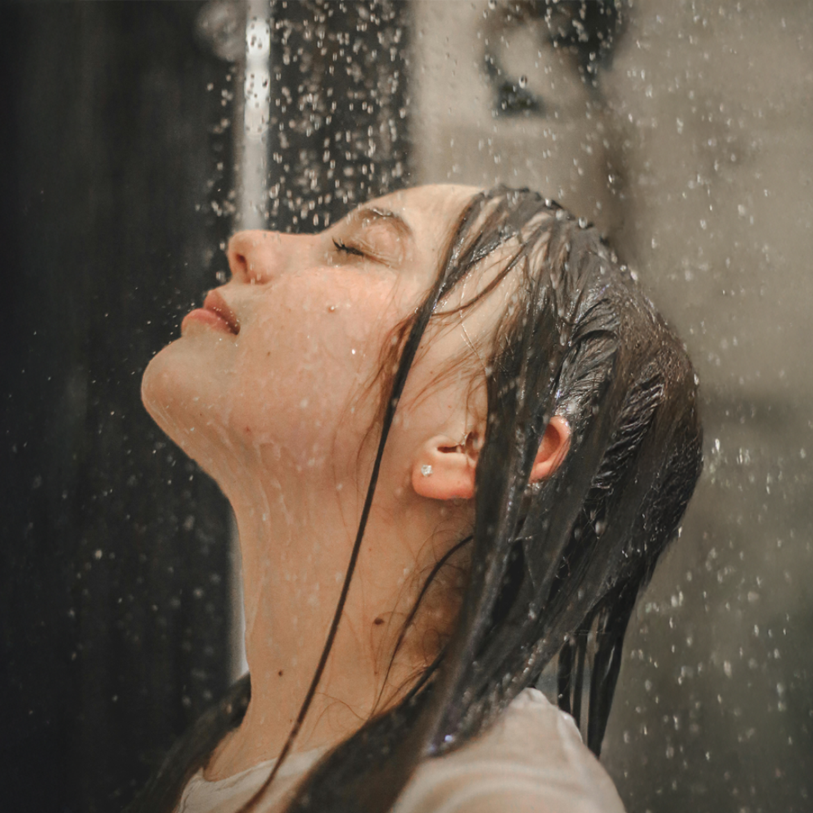 douchen met lenzen in