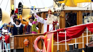 Thumbnail voor Sinterklaas en pieten zijn aangekomen op Texel: 'Jullie mogen vanavond allemaal jullie schoen zetten'