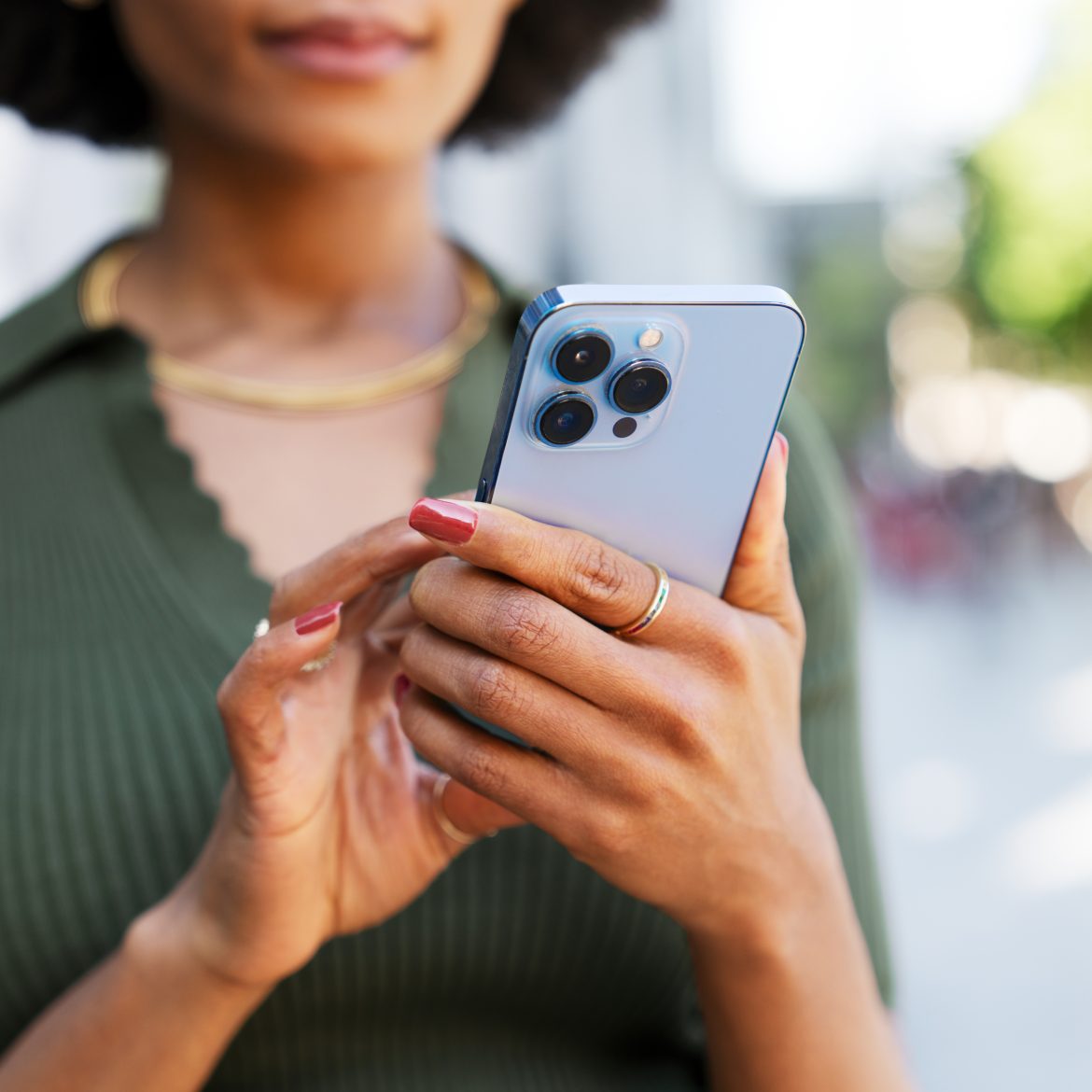 Close up van een vrouw buiten op haar telefoon