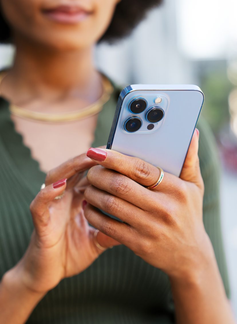 Close up van een vrouw buiten op haar telefoon
