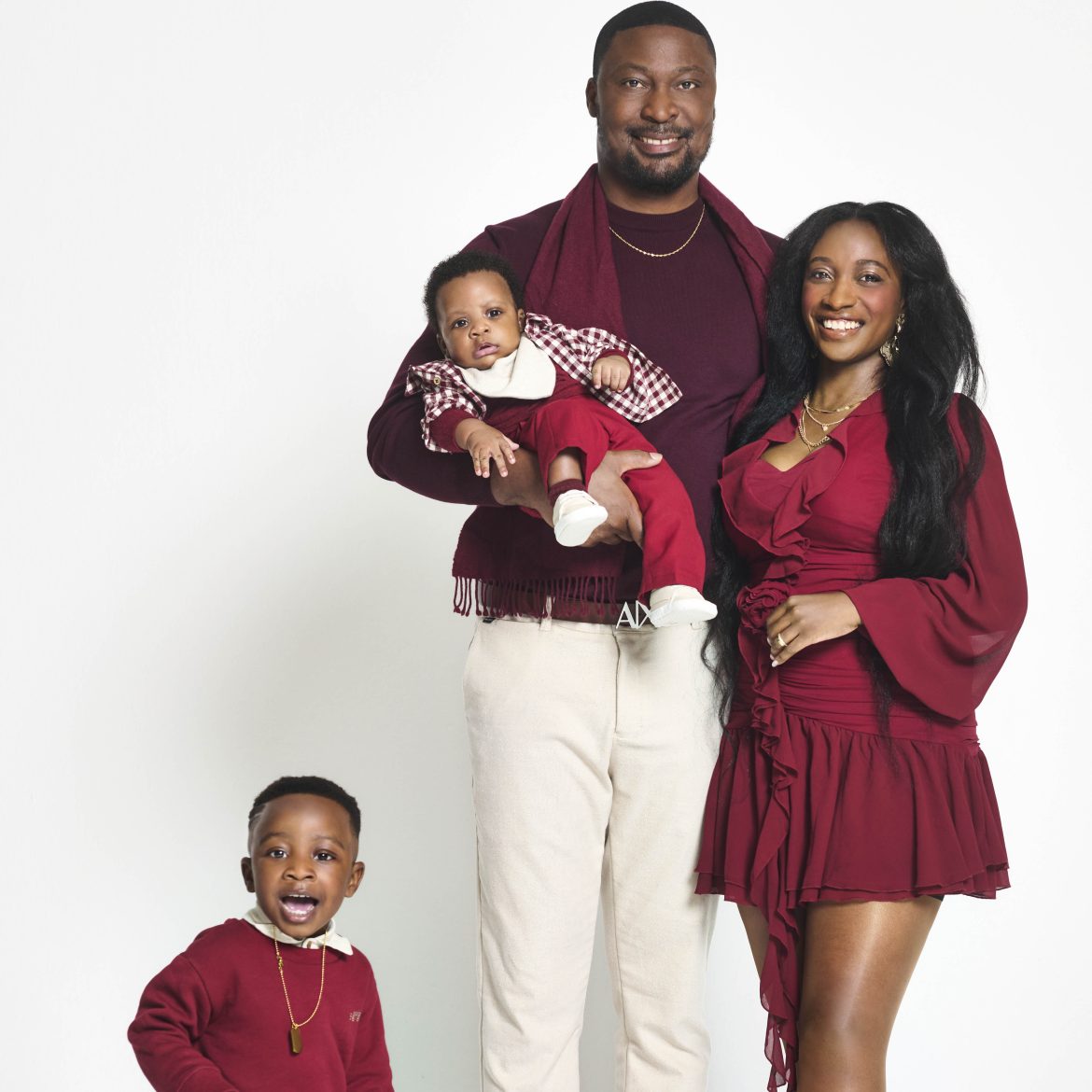 Bisola en haar gezin in dezelfde kleur