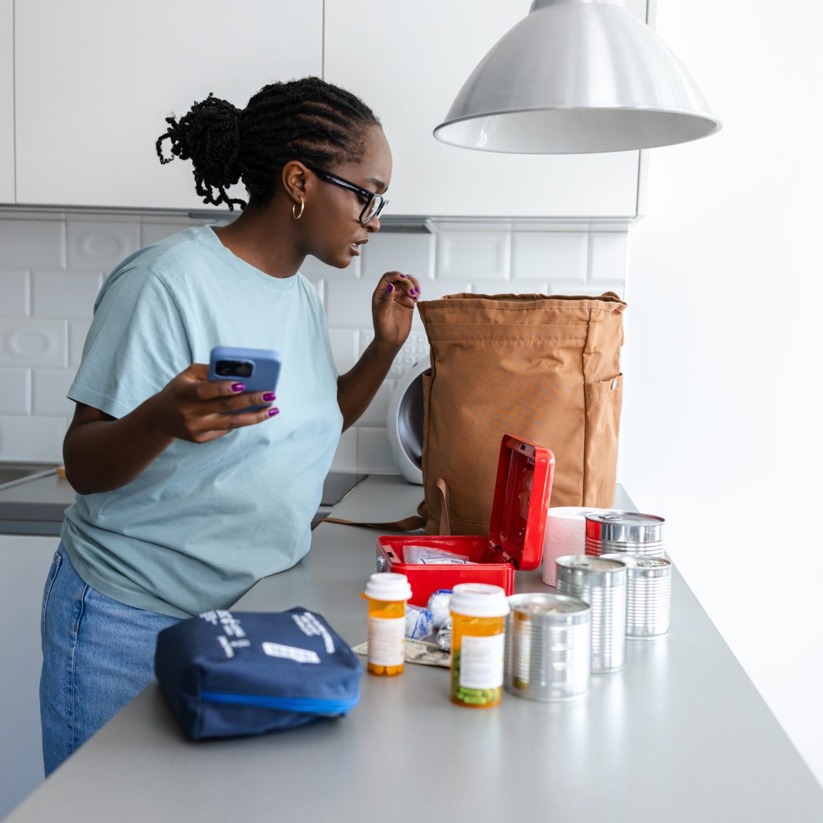 Vrouw bereidt zich voor op een noodsituatie