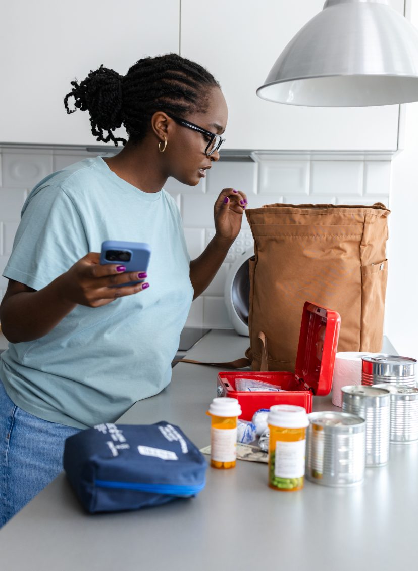 Vrouw bereidt zich voor op een noodsituatie