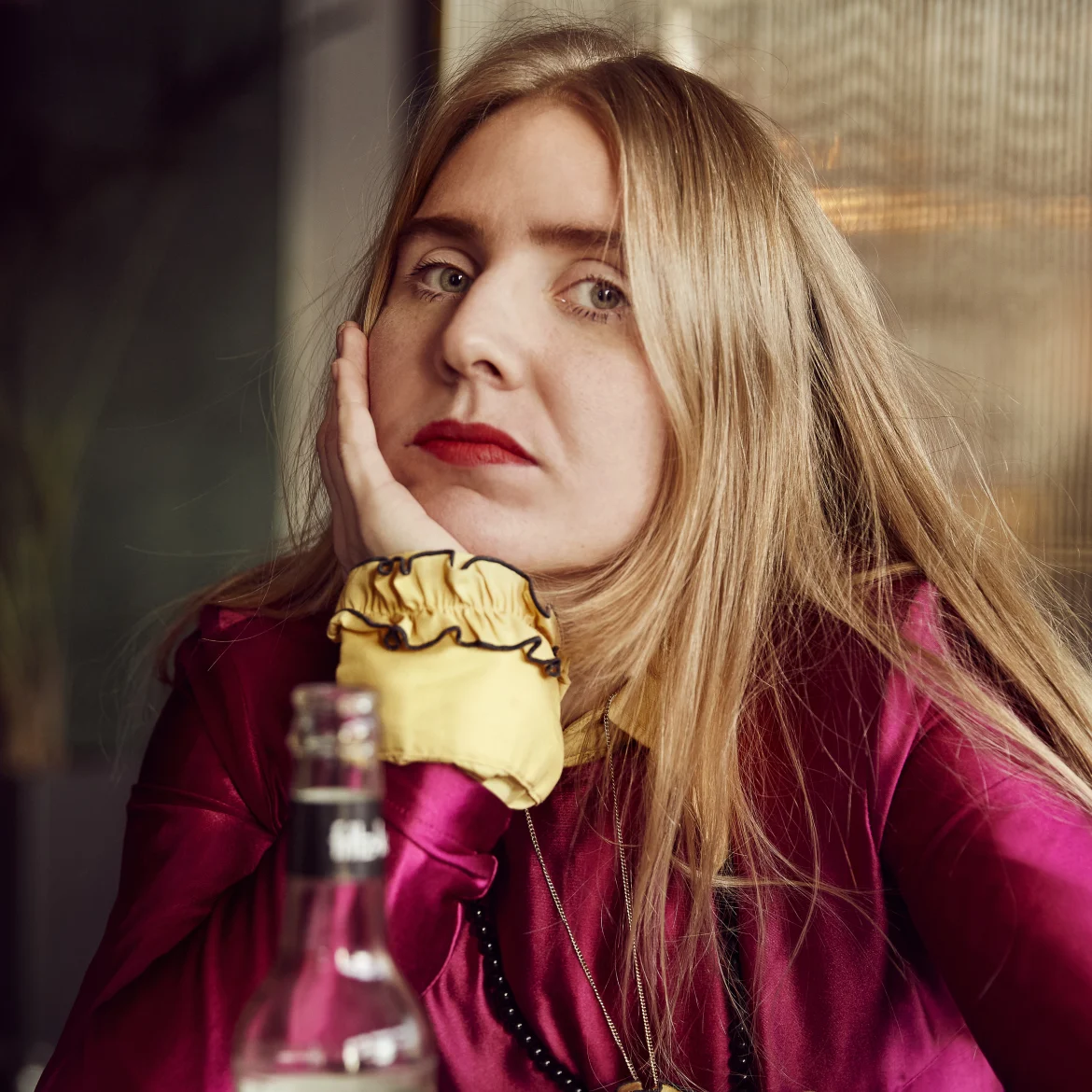 Amanda Romare portret, ze schreef de halve stad bestaat uit mannen die me hebben gedumpt, een boek over daten