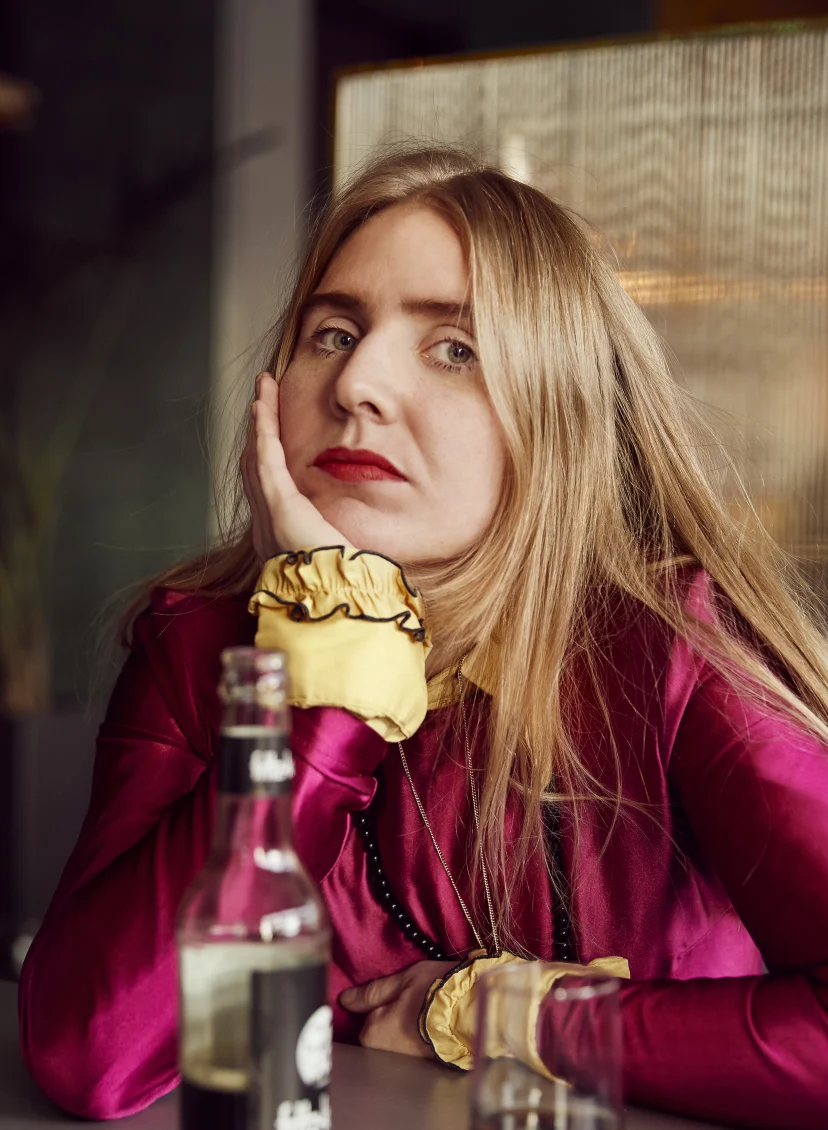 Amanda Romare portret, ze schreef de halve stad bestaat uit mannen die me hebben gedumpt, een boek over daten