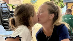 Thumbnail voor Annemiek is mantelzorger van haar dochter (6): 'Het zwaarste? De strijd met het systeem'