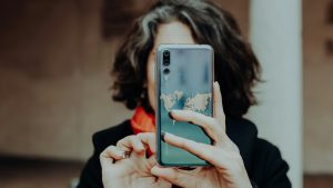 Thumbnail voor Anne-Moon (73) vraagt kleinzoon (18) olijfolie mee te nemen: 'Stuurt-ie een Tikkie, is dat nou de jeugd van tegenwoordig?'