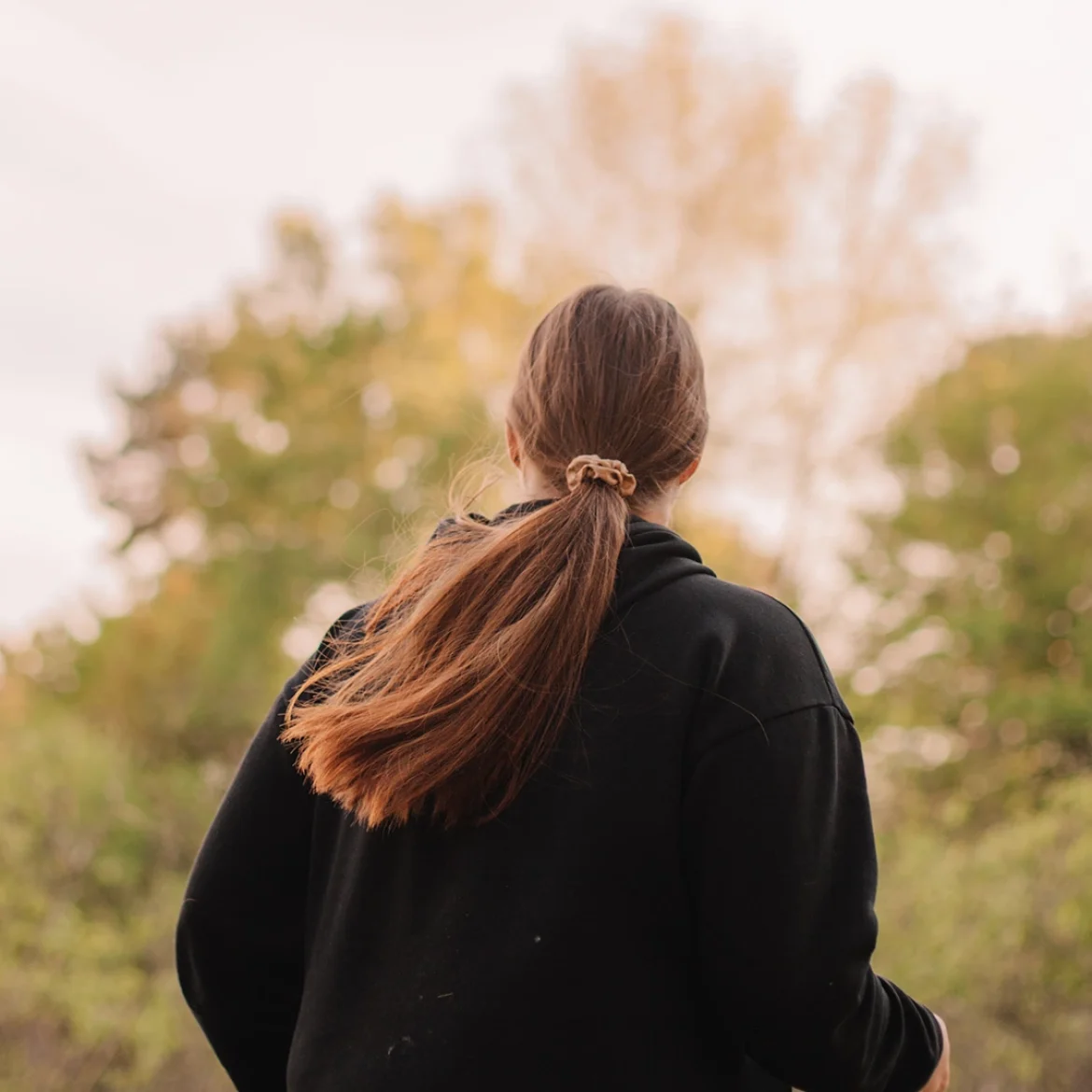 Meisje loopt door het bos | Noa vertelt over nasleep van misbruik door Utrechtse serieverkrachter