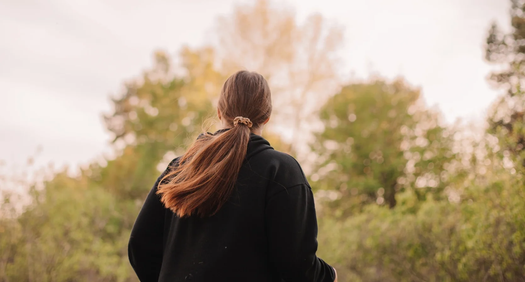 Meisje loopt door het bos | Noa vertelt over nasleep van misbruik door Utrechtse serieverkrachter