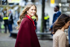 Prinses Amalia in outfit van moeder