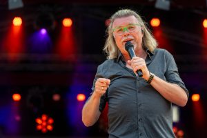 Thumbnail voor Zanger René Karst (59) overleden, bekend van hits als 'Atje voor de Sfeer': 'We zijn ontroostbaar'