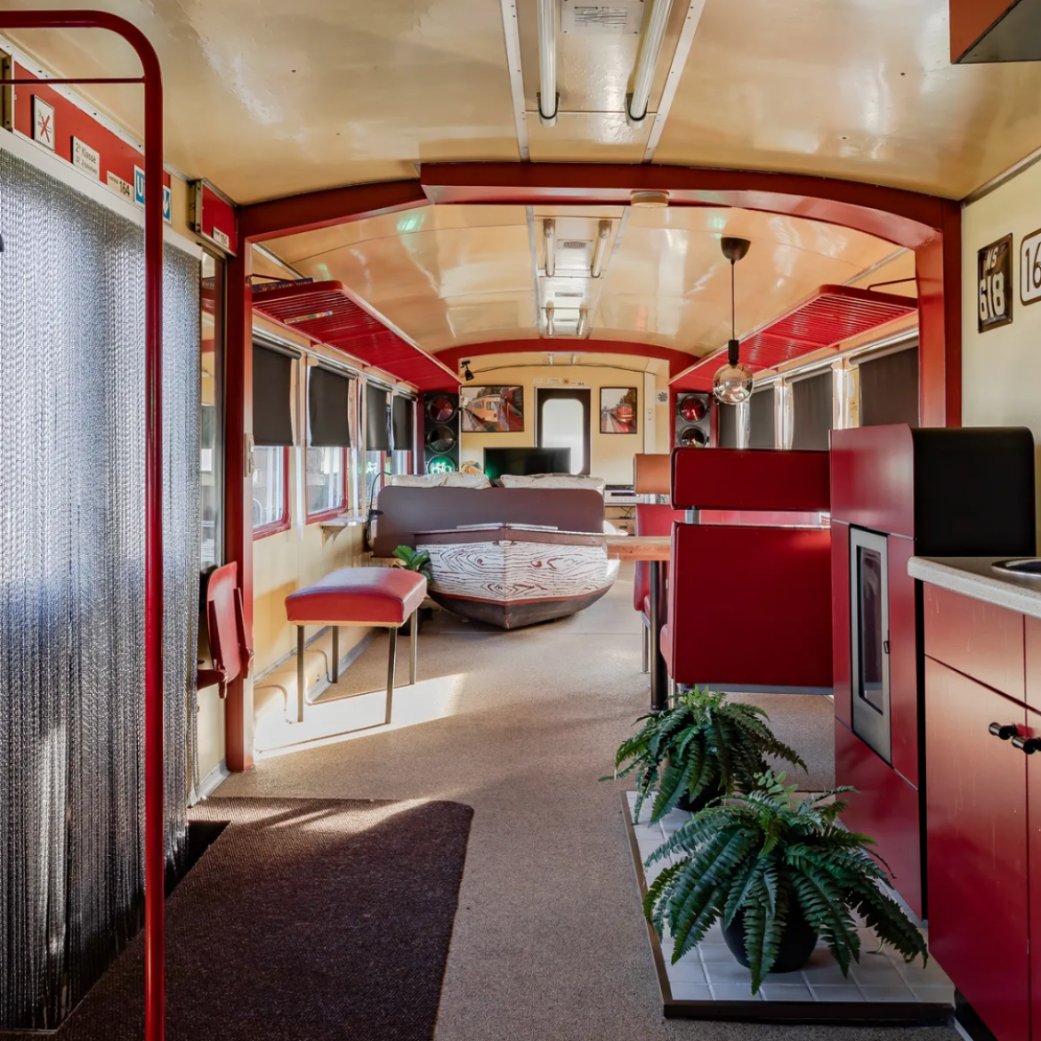 Slapen in je eigen tram, trein of vliegtuig? Het kan allemaal bij deze voormalige B&B