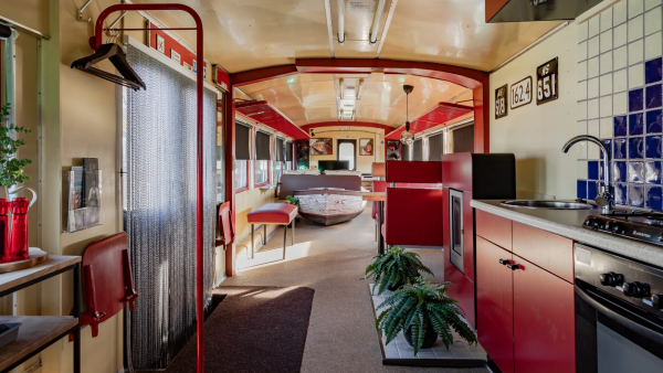 Slapen in je eigen tram, trein of vliegtuig? Het kan allemaal bij deze voormalige B&B
