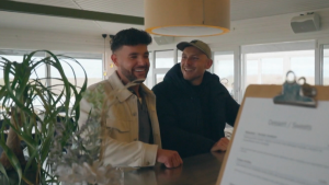 Thumbnail voor In 'Onderweg naar liefde' denkt Kyle graag met zijn logé mee: 'Is het al gelukt met 'nummer twee'?'