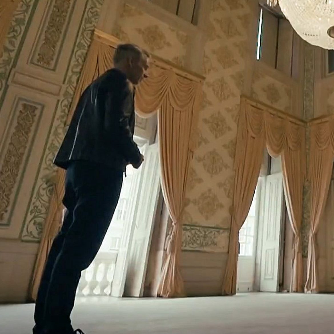 Art Rooijakkers presenteert belangrijke opdracht in 'Wie is de Mol?'