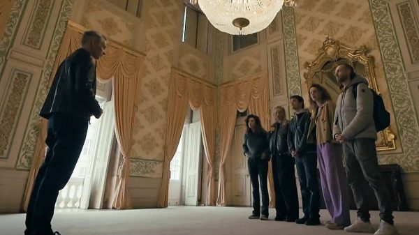 Art Rooijakkers presenteert belangrijke opdracht in 'Wie is de Mol?'