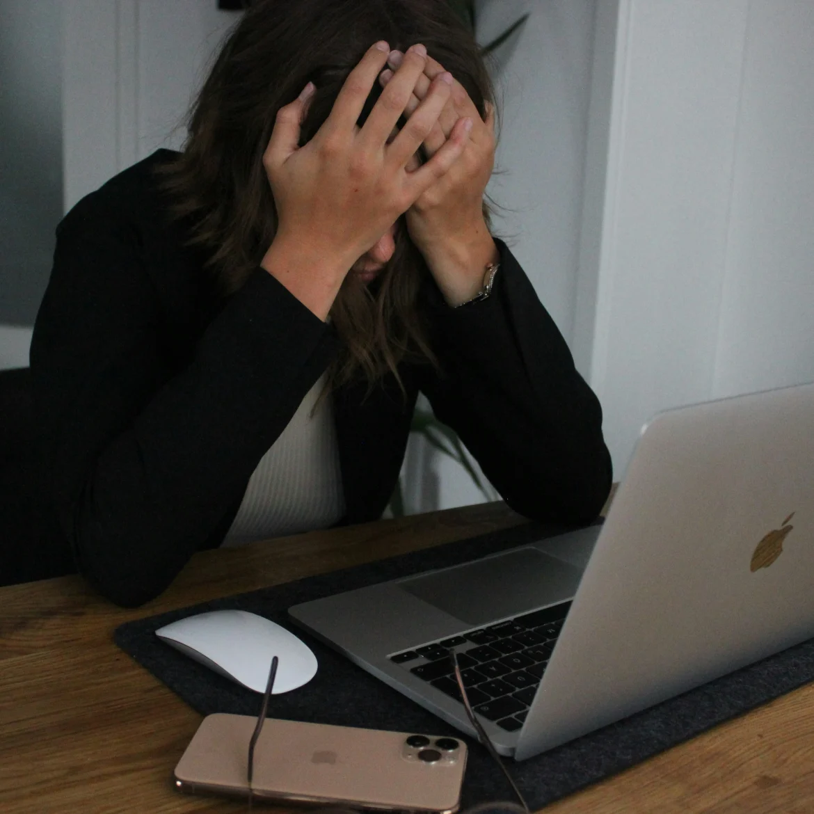 Meta stopt onderzoek | verdrietige vrouw bij computer