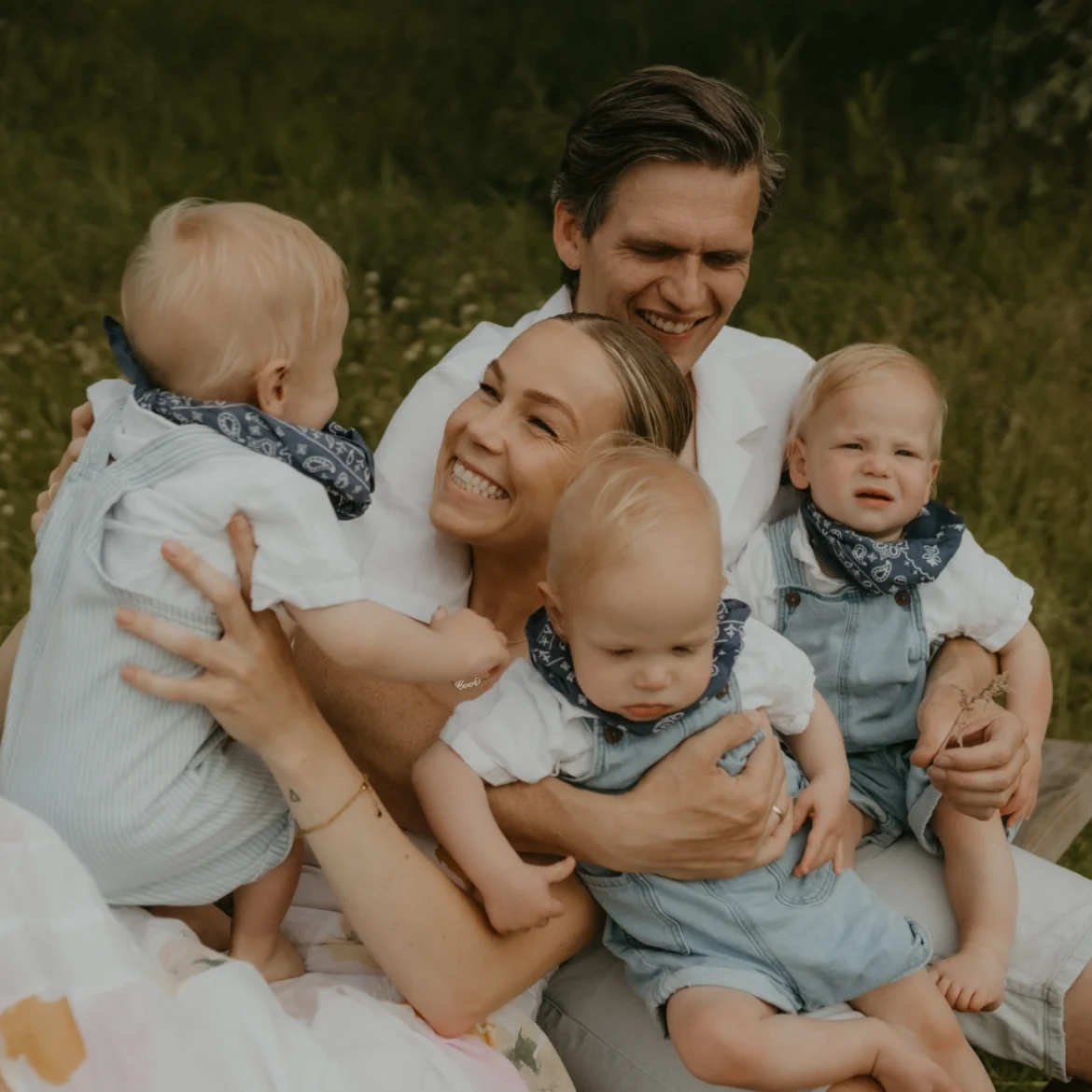 Cora kreeg drieling nadat ze haar kinderwens op een laag pitje zette: 'Ze lagen gehaakt en in stuit'