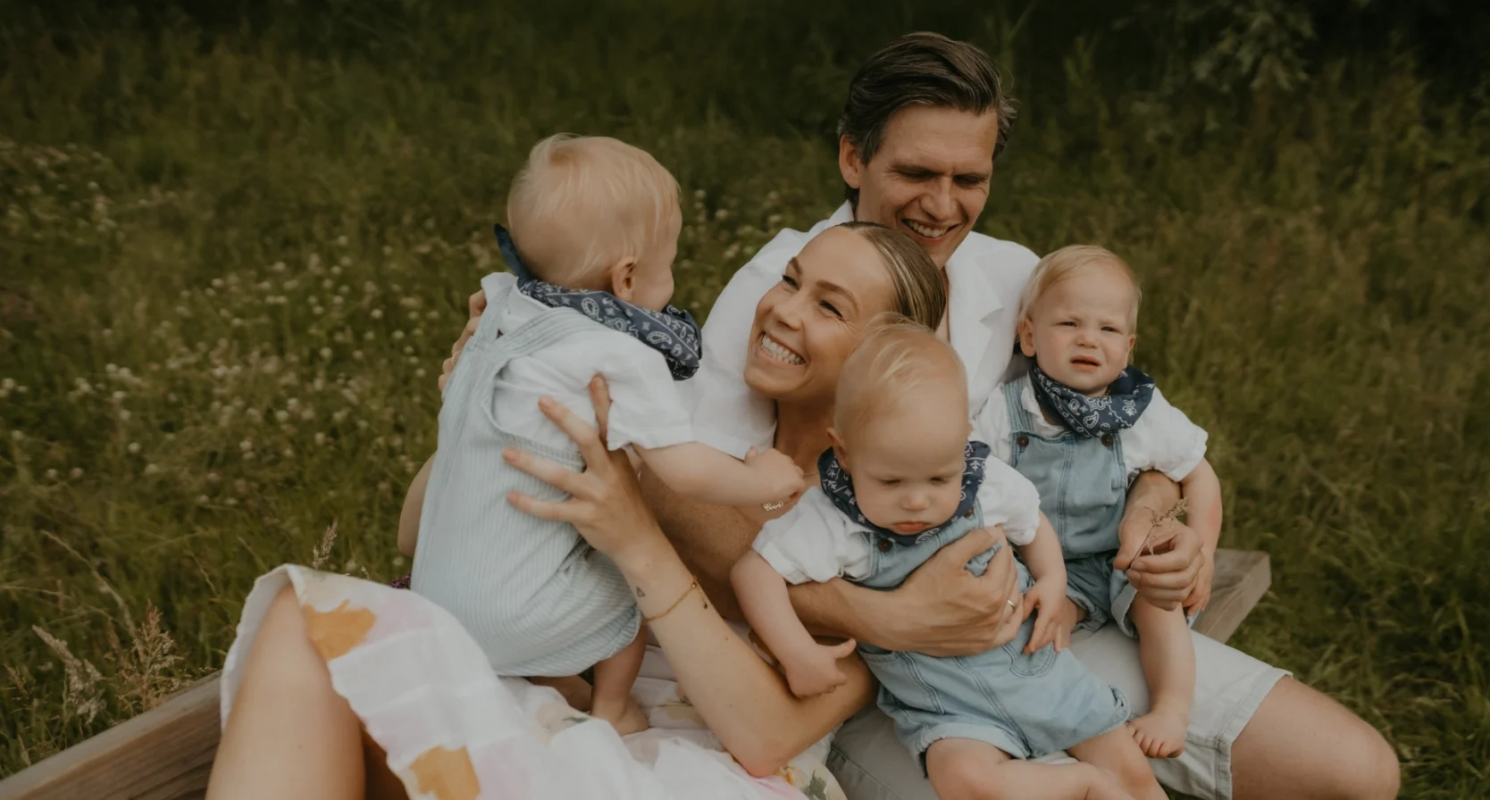 Cora kreeg drieling nadat ze haar kinderwens op een laag pitje zette: 'Ze lagen gehaakt en in stuit'