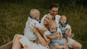 Cora kreeg drieling nadat ze haar kinderwens op een laag pitje zette: 'Ze lagen gehaakt en in stuit'