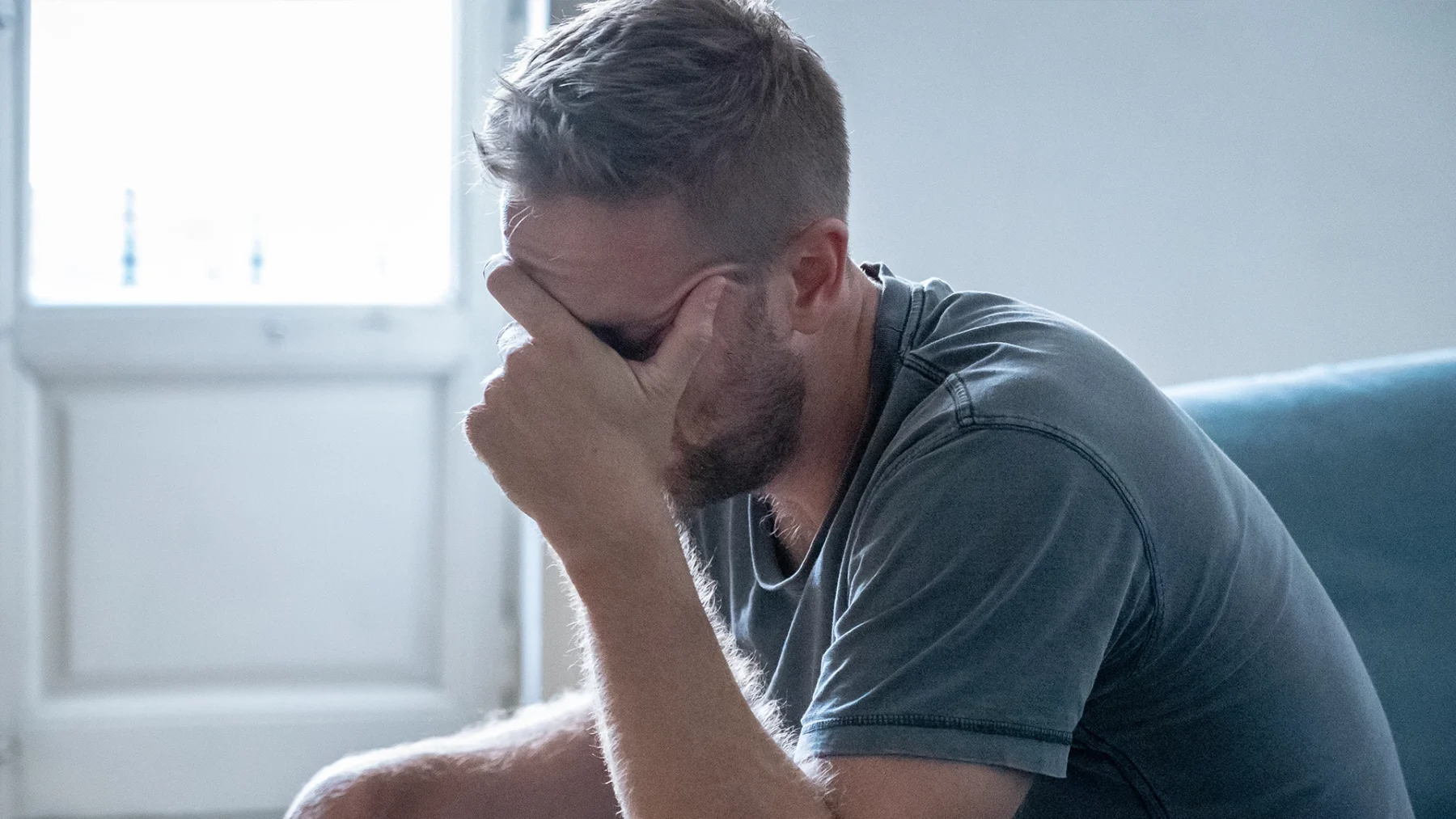 Verdrietige man met laag zelfvertrouwen | bedrogen vrouw