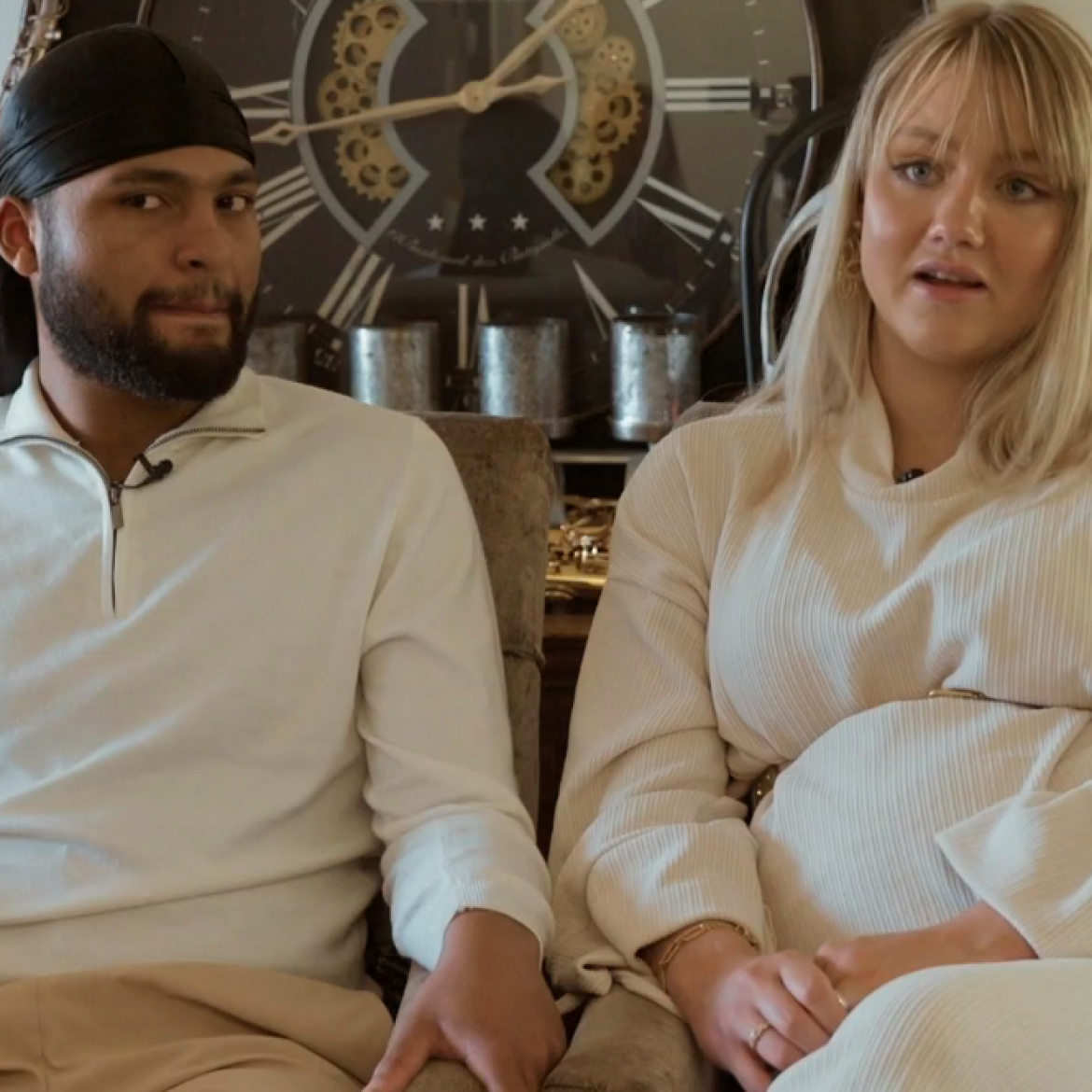 Nomi vier handen op een buik