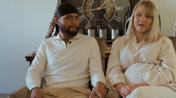 Nomi vier handen op een buik