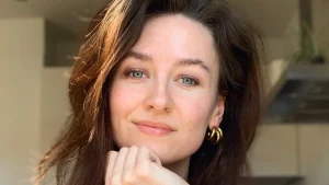 Thumbnail voor ‘Hij laat me vaak zó klein voelen’: Nikki over de onbereikbare band met haar vader