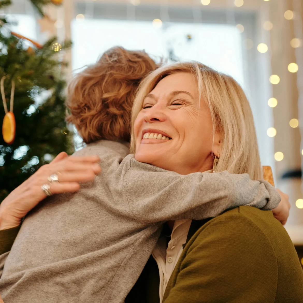 vrouw, knuffelen, kerstkaart