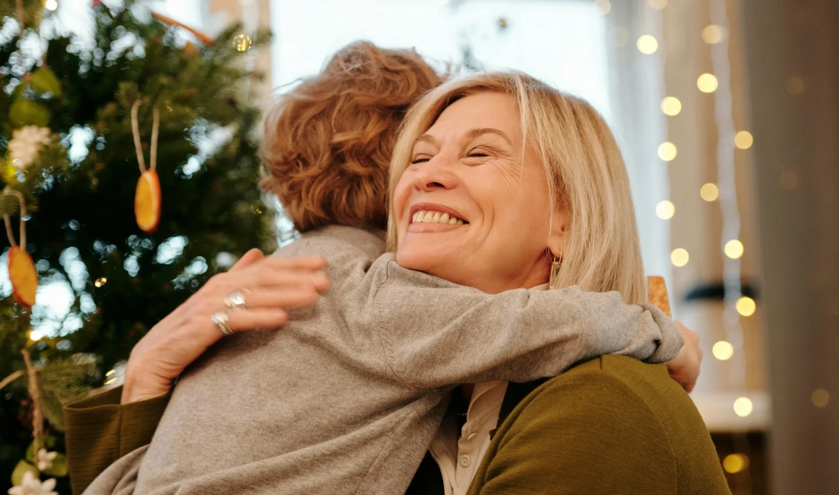 vrouw, knuffelen, kerstkaart