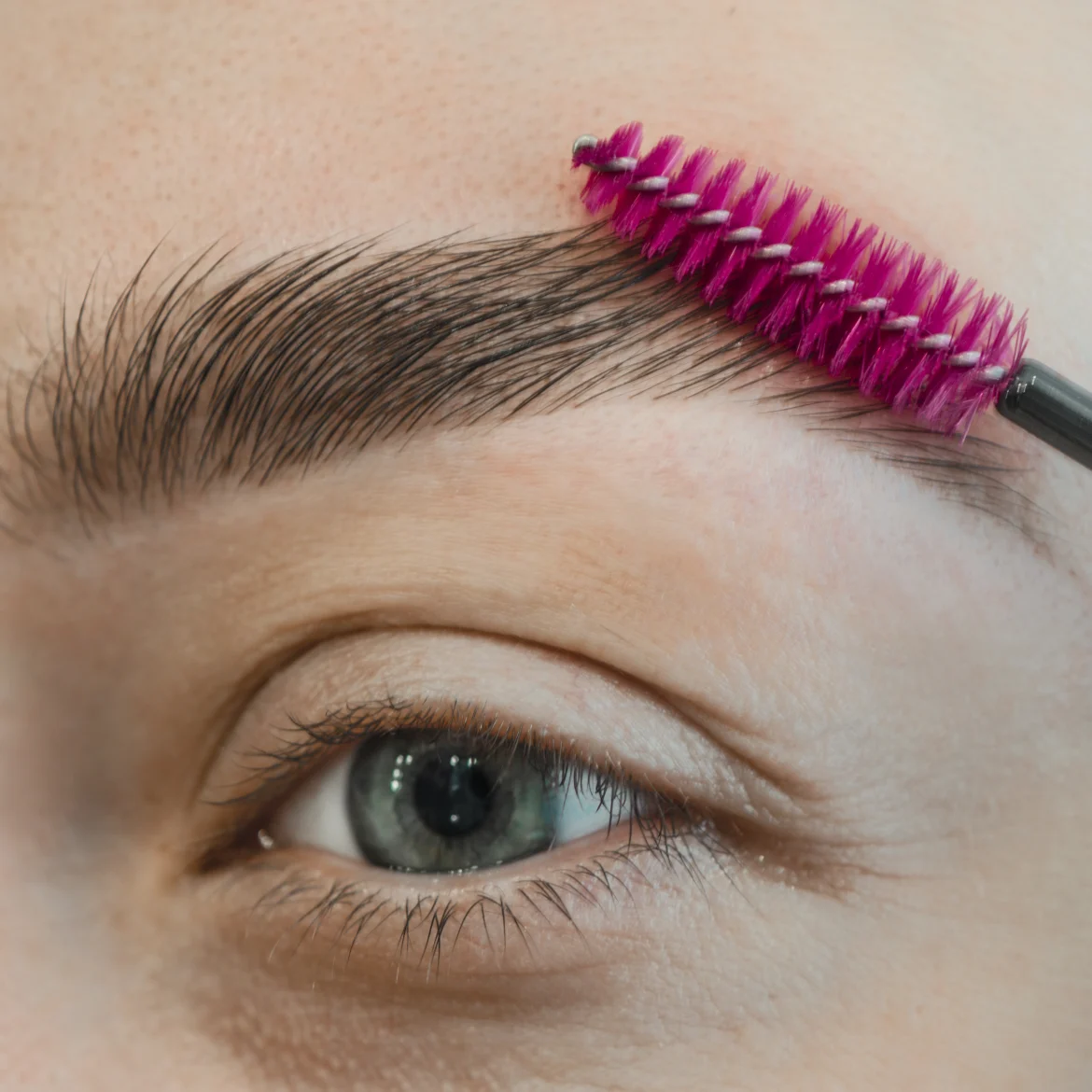 Vrouw smeert wenkbrauwgel